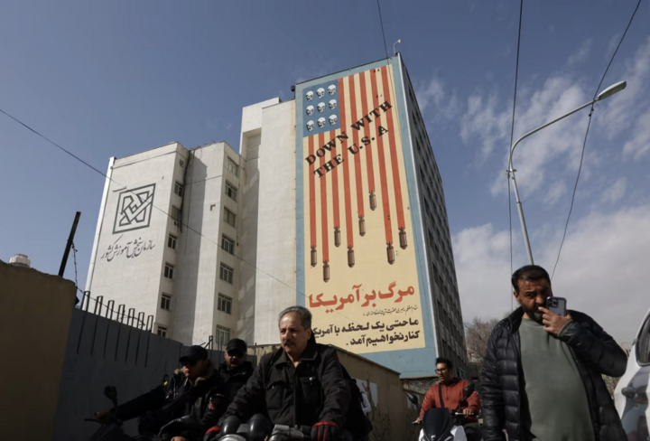 Dòng chữ trên tường có nội dung "Đả đảo nước Mỹ" xuất hiện sau khi Israel tuyên bố phát động một cuộc tấn công phủ đầu chống lại Iran. (Ảnh: Reuters)