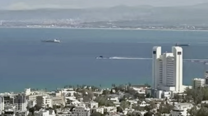 Tàu ngầm Israel rời cảng Haifa. (Ảnh: Global Defense Insight)