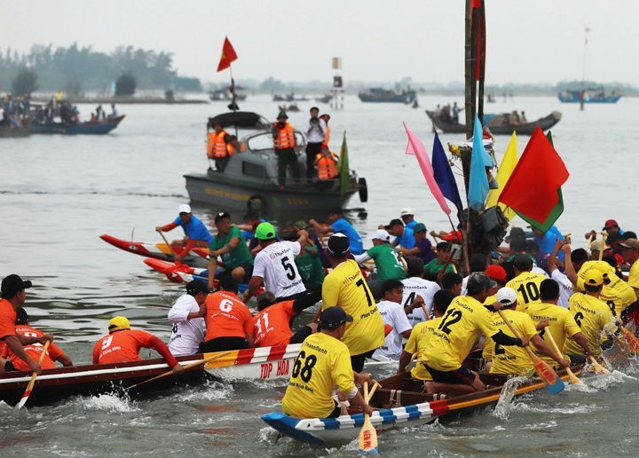Đua ghe tại lễ hội cầu ngư làng Thai Dương Hạ (phường Thuận An, TP Huế)