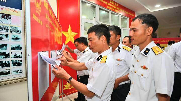 Cử tri là cán bộ Bộ Tư lệnh Vùng 2 Hải quân tìm hiểu thông tin đại biểu bầu cử sớm ở TP.HCM ngày 26/2.