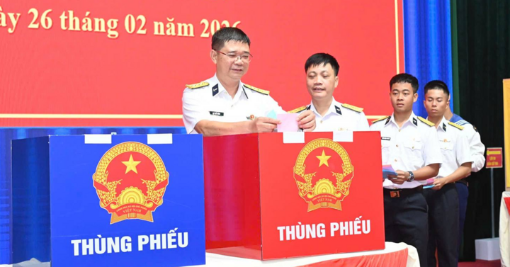 Cử tri là cán bộ, chiến sĩ Tiểu đoàn DK1, Lữ đoàn 125 và Bộ Tư lệnh Vùng 2 Hải quân bỏ phiếu bầu cử sớm ngày 26/2.