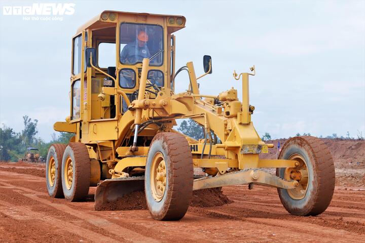 Tại gói thầu XL01 (Km 0+000 - Km 12+000, Dự án thành phần 1) do liên danh Tổng công ty xây dựng Trường Sơn - Công ty CP xây dựng công trình 510 thi công, tổ chức 8 mũi thi công với gần 100 máy móc, thiết bị cùng khoảng 120 nhân công.