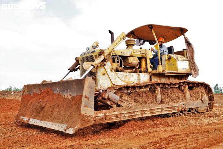 Ông Nguyễn Đức Vũ, Phụ trách Kỹ thuật thuộc nhà thầu Tổng công ty xây dựng Trường Sơn cho biết, sau Tết Bính Ngọ, các đơn vị tăng nhiều mũi thi công và huy động thêm hàng trăm máy móc, thiết bị cùng nhân công.