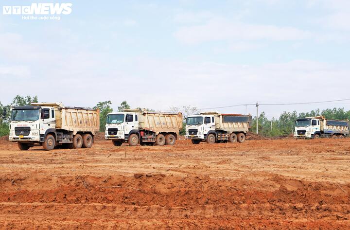 Ngày cũng như đêm, hàng nghìn chuyến xe nối đuôi nhau chở đất, cát từ nơi khác về để phục vụ dự án, đảm bảo nguồn vật liệu không bị gián đoạn, tránh tình trạng "đói" vật liệu làm ảnh hưởng đến tiến độ.