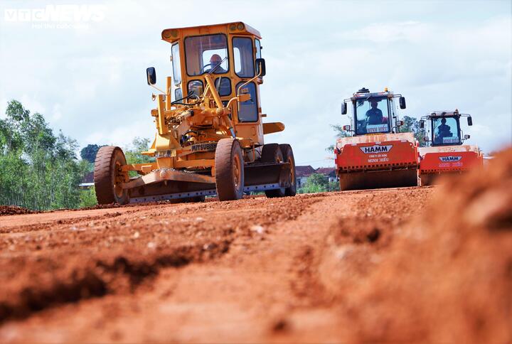 Màu đất, bụi đỏ bazan hòa cùng nắng gió tạo nên khung cảnh thi công hối hả, khẩn trương.