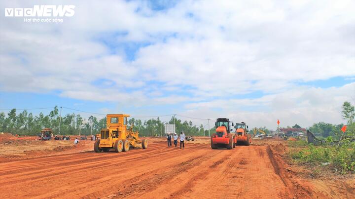 Theo ghi nhận của PV Báo Điện tử VTC News, dự án cao tốc Quy Nhơn - Pleiku (tỉnh Gia Lai) gần 44.000 tỷ đồng đang được giải phóng mặt bằng và thi công, làm "3 ca 4 kíp" bất kể ngày đêm.