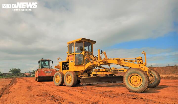 Gói thầu XL02 (Km 12+000 - Km 22+000, Dự án thành phần 1) do liên danh Công ty CP tập đoàn Phúc Lộc - Công ty Cp tập đoàn Trí Nam thi công, đã tổ chức 5 mũi thi công với 52 đầu máy móc, thiết bị cùng gần 100 nhân công.