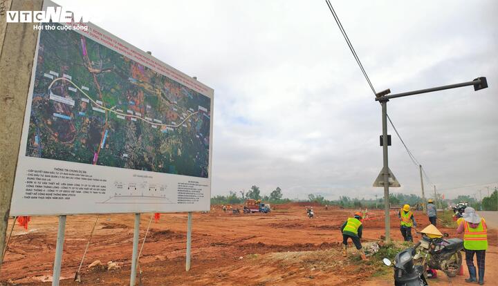 Ông Lưu Nhất Phong, Giám đốc Ban Quản lý dự án các công trình Giao thông và Dân dụng tỉnh Gia Lai cho hay, đơn vị đang chủ động phối hợp với các địa phương liên quan, tập trung đẩy nhanh bồi thường giải phóng mặt bằng, đáp ứng yêu cầu tiến độ dự án.