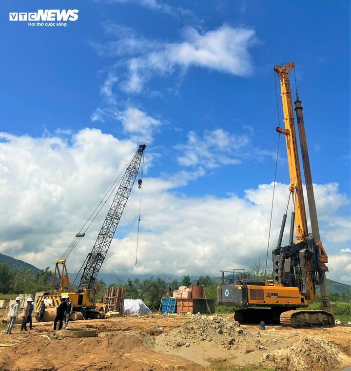 Các nhà thầu cũng đang thi công kết cấu phần dưới, triển khai đúc dầm các cầu Gò Cầy 1 (Km 14+269), Hà Nhe (Km 18+513), Sông Kôn (Km 19+514); thi công nền đường đoạn Km 12+000 - Km 13+200 và các cấu kiện đúc sẵn.