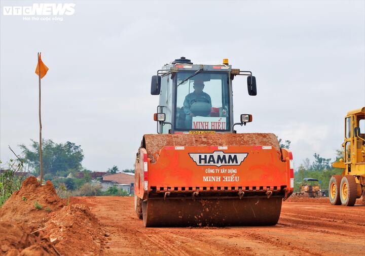 Nhà thầu đang thi công kết cấu phần dưới, đúc dầm các cầu An Nhơn (Km 0+847), An Nhơn 1 (Km 1+233), An Nhơn 4 (Km 3+546); thi công nền đường đoạn Km 0+000 - Km 4+700; đúc dầm cầu vượt cao tốc Bắc - Nam.