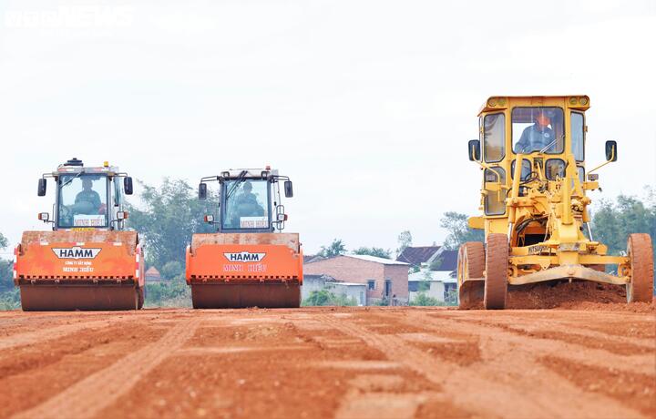 Trên công trường thi công thuộc điểm đầu cao tốc Quy Nhơn - Pleiku (Dự án thành phần 1, phường An Nhơn), những mét cao tốc đầu tiên đang được giải phóng mặt bằng và thành hình.