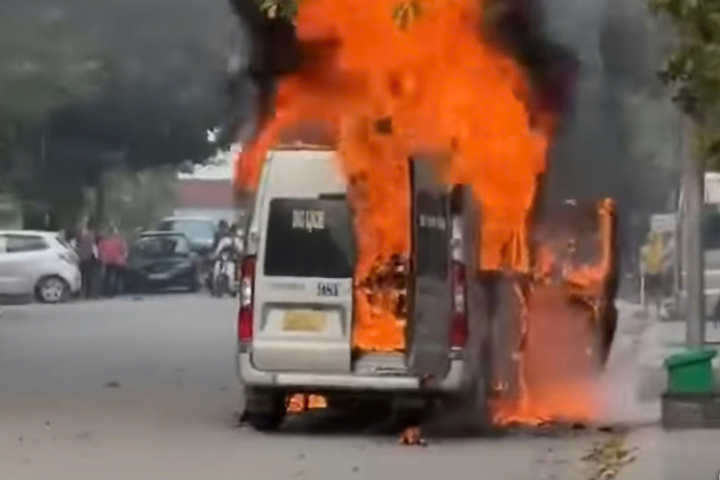 Chiếc ô tô 16 chỗ bốc cháy dữ dội trên đường Lương Văn Nắm (Bắc Ninh), ngọn lửa bao trùm toàn bộ khoang xe, khói đen cuồn cuộn bốc cao. (Ảnh cắt từ clip)