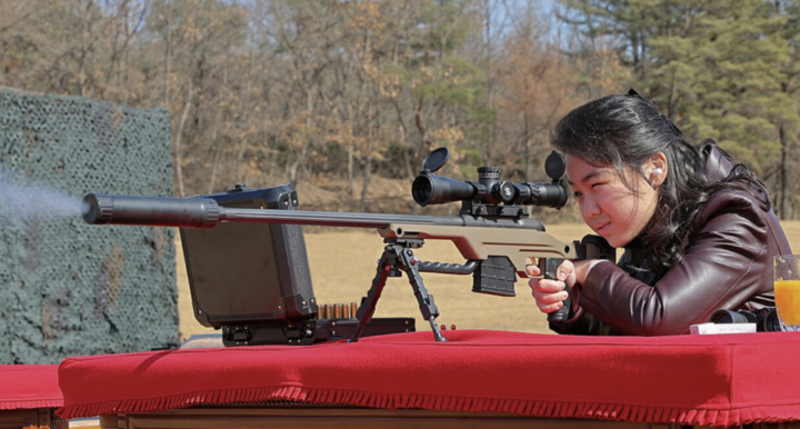 Con gái ông Kim Jong-un tham gia thử nghiệm súng bắn tỉa thế hệ mới. (Nguồn: Rodong Sinmun)