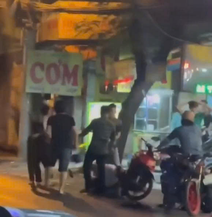 4 thanh niên lao vào hỗn chiến vì mâu thuẫn từ bàn nhậu. (Ảnh cắt từ clip)