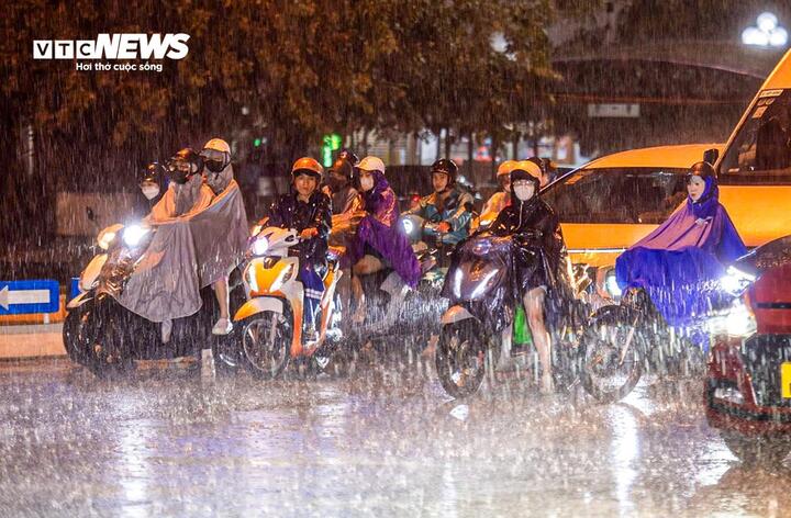 Từ chiều tối 1/3, Hà Nội chuyển mưa rào và dông vài nơi. (Ảnh minh hoạ: Viên Minh)