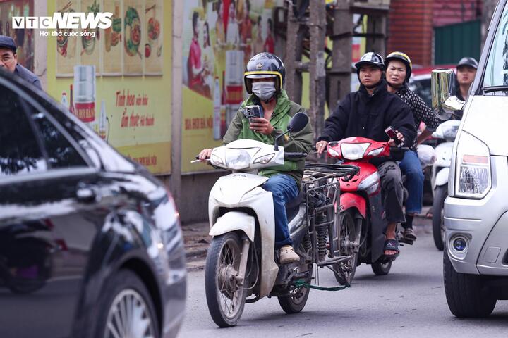 Phớt lờ nguy hiểm, nhiều người vẫn mải mê gọi điện, nghe nhạc khi lái xe - 8