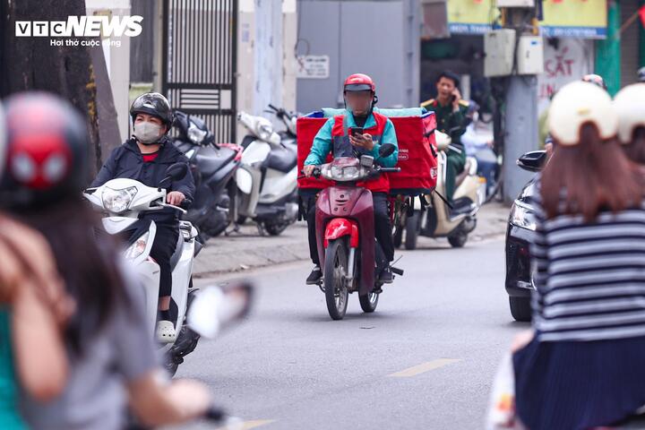 Phớt lờ nguy hiểm, nhiều người vẫn mải mê gọi điện, nghe nhạc khi lái xe - 9