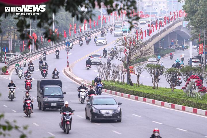 Theo Cục Cảnh sát giao thông (Bộ Công an), hành vi sử dụng điện thoại khi đang điều khiển phương tiện lưu thông bị xử lý theo quy định tại Nghị định 168/2024. Theo đó, người lái ô tô vi phạm sẽ bị phạt từ 5–6 triệu đồng và bị trừ 4 điểm trên giấy phép lái xe. Với người điều khiển xe máy, mô tô, xe đạp, mức phạt dao động từ 800 nghìn đồng đến 1 triệu đồng.