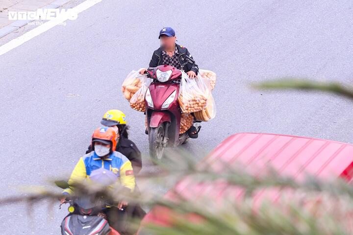 Phớt lờ nguy hiểm, nhiều người vẫn mải mê gọi điện, nghe nhạc khi lái xe - 7