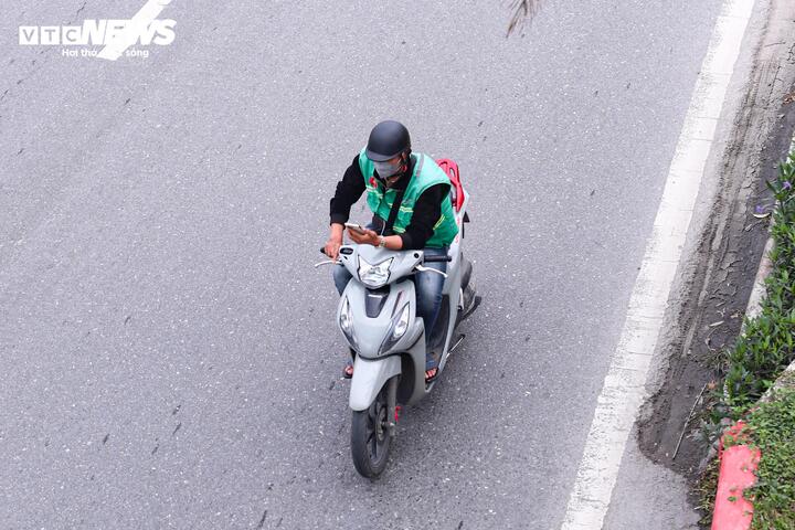 Phớt lờ nguy hiểm, nhiều người vẫn mải mê gọi điện, nghe nhạc khi lái xe - 3