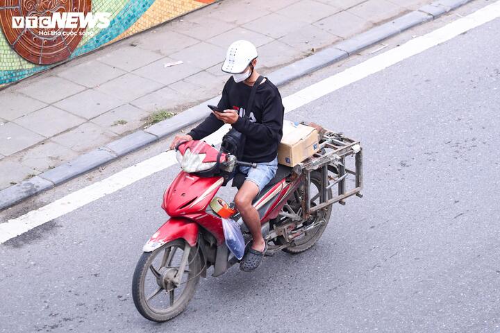 Dù mức phạt đã được quy định rõ nhưng nhiều người vẫn ngang nhiên sử dụng điện thoại khi đang lái xe.