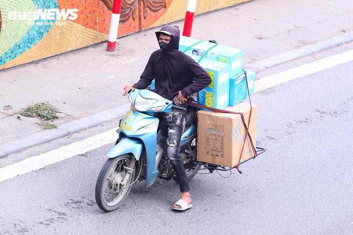 Chở theo hàng hóa cồng kềnh, nam tài xế vẫn một tay cầm lái, một tay lôi điện thoại từ túi quần ra thao tác.