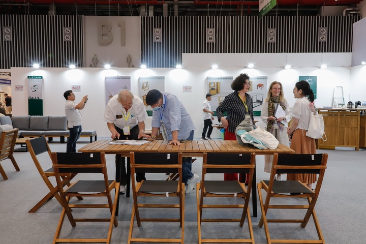 Doanh nghiệp đẩy mạnh tìm kiếm khách hàng, hướng tới đa dạng hóa thị trường và giảm phụ thuộc vào Âu – Mỹ trước biến động chính sách thuế.