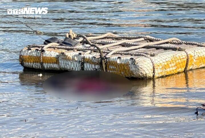 Thi thể nghi là nữ giới được phát hiện tại cửa biển Nhật Lệ. (Ảnh: CTV)