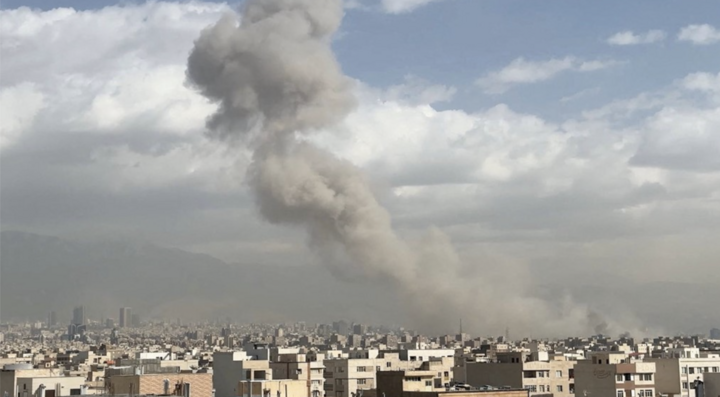 Khói bốc lên ở Tehran ngày 28/2. (Ảnh: Nguồn AP)