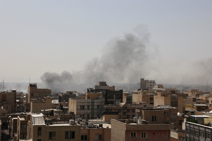 Khói bốc lên sau một vụ nổ, sau khi Israel và Mỹ tiến hành các cuộc không kích nhằm vào Iran, tại Tehran, Iran, ngày 28/2/2026. (Ảnh: Majid Asgaripour/WANA (Hãng tin Tây Á) cung cấp qua REUTERS)