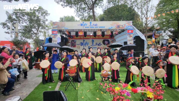 Các lán trại hát được bố trí hợp lý, thu hút đông đảo người dân đến nghe quan họ.