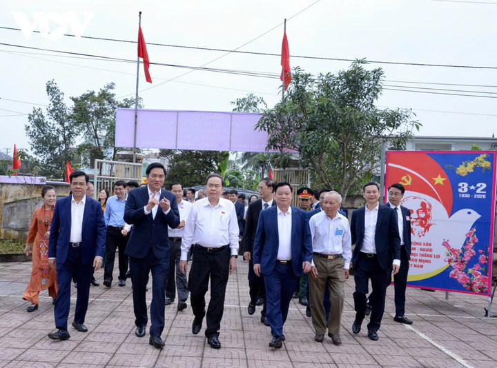 Chủ tịch Quốc Hội Trần Thanh Mẫn kiểm tra công tác chuẩn bị Bầu cử tại xã Hưng Nguyên, tỉnh Nghệ An.