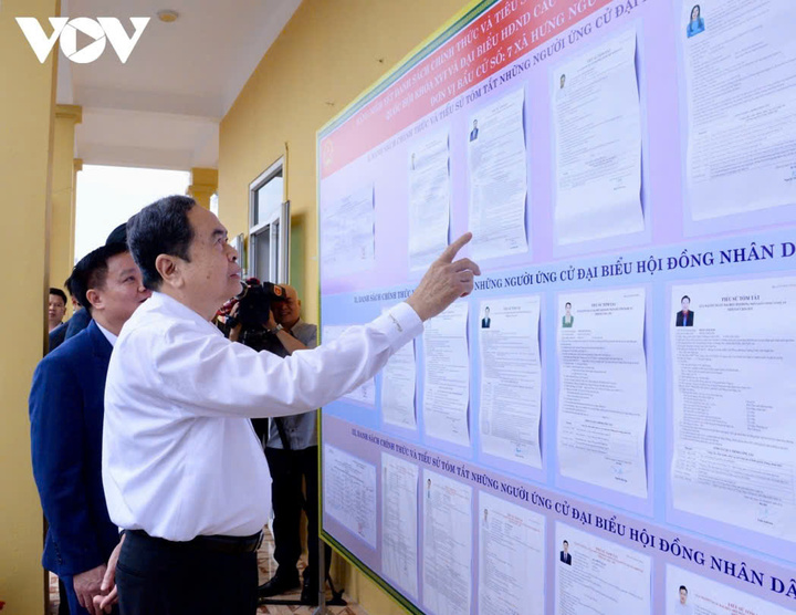 Chủ tịch Quốc Hội kiểm tra công tác niêm yết danh sách ứng cử tại điểm bầu cử xã Hưng Nguyên.