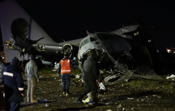 Chiếc vận tải cơ Hercules C-130 chở tiền mặt bị hư hỏng nặng sau vụ tai nạn. (Nguồn: AP)