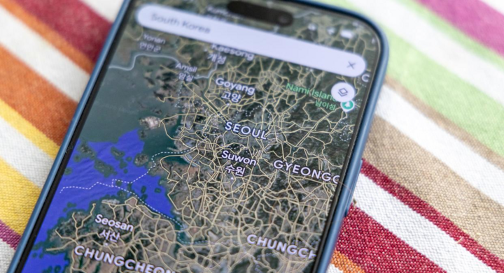 Người dùng trải nghiệm Google Maps với chỉ đường thời gian thực tại tại Hàn Quốc. (Nguồn: Engadget)
