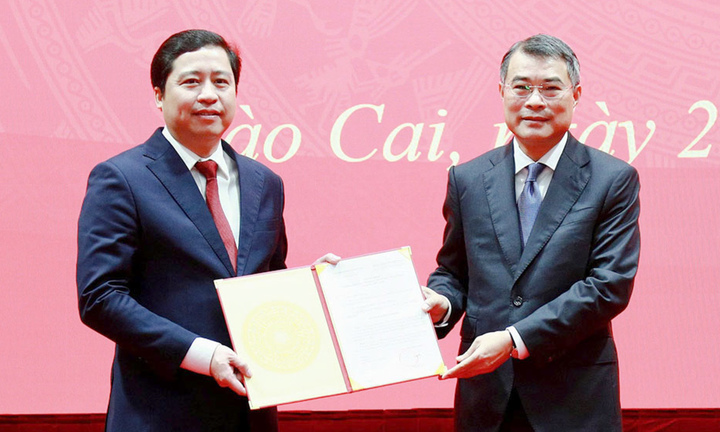 Trưởng Ban Tổ chức Trung ương Lê Minh Hưng trao quyết định cho ông Dương Quốc Huy. (Ảnh: Báo Lào Cai)