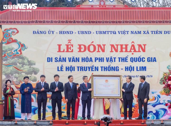 Ông Phạm Hoàng Sơn, Chủ tịch UBND tỉnh Bắc Ninh trao chứng nhận danh hiệu Di sản văn hóa phi vật thể quốc gia cho lãnh đạo xã Tiên Du.