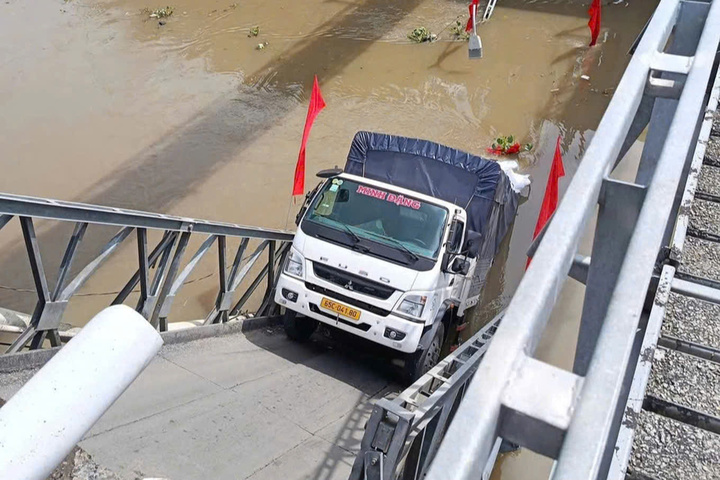 Nửa thân xe tải chở gạo chìm dưới kênh. (Ảnh: Anh Tú)