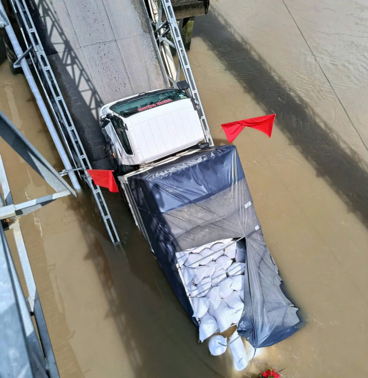 Đây là tuyến đường có lưu lượng vận chuyển lúa gạo đường sông tất nập nhất miền Tây. (Nguồn: Cần Thơ News)