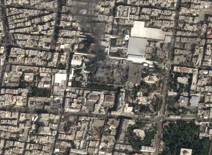 Khói bốc lên phía trên khu phức hợp của Lãnh tụ Tối cao Iran tại thủ đô Tehran, ngày 28/2/2026. Ảnh: Airbus