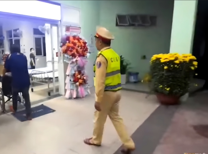 CSGT Đà Nẵng hỗ trợ đưa người phụ nữ đi cấp cứu trong đêm. (Ảnh: C.T)