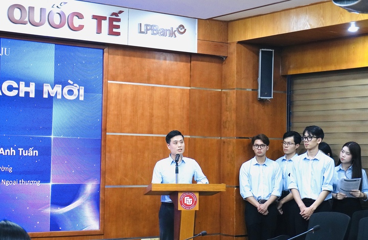 Thầy Đoàn Anh Tuấn - Bí thư Đoàn trường Trường Đại học Ngoại thương phát biểu khai mạc buổi phát động.