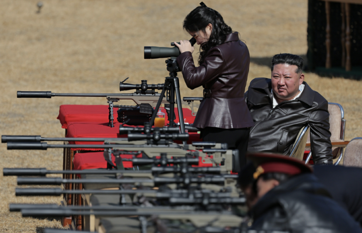 Ông Kim Jong-un thử nghiệm súng bắn tỉa cùng con gái. (Nguồn: Rodong Sinmun)