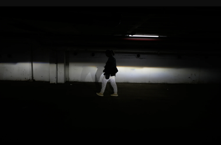 Một phụ nữ trong hầm trú ẩn sau khi còi báo động vang lên. (Nguồn: AP)