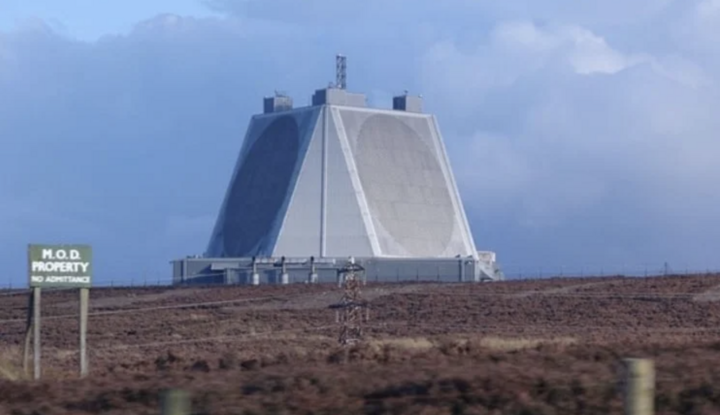 Hệ thống radar AN/FPS-132 của Mỹ đặt tại một căn cứ ở Qatar. (Nguồn: Al Mayadeen)