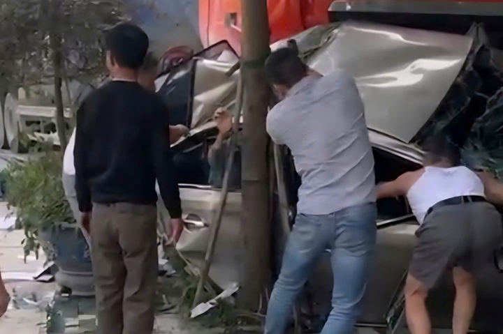 Người dân phá cửa xe đưa người bị thương đi cấp cứu.