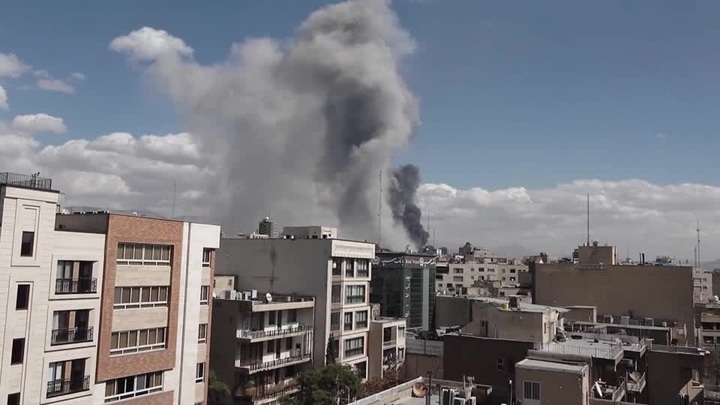 Khói bốc lên ở Tehran trong ngày thứ 2 Mỹ-Israel tấn công. (Ảnh: Reuters)