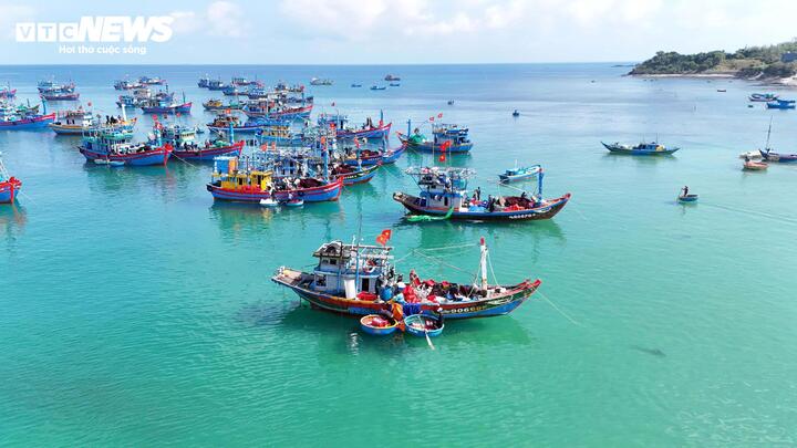 Nhiều ngư dân chia sẻ rằng, chuyến biển đầu năm có ý nghĩa đặc biệt. Không chỉ là nguồn thu nhập quan trọng, đây còn được xem là “lấy hên” cho cả năm. Nếu chuyến đầu thuận lợi, bà con tin rằng những chuyến sau cũng sẽ suôn sẻ, trời yên biển lặng, cá tôm đầy khoang. Chính vì vậy, dù vừa trải qua những ngày Tết bận rộn, ai nấy đều hăng hái chuẩn bị ngư cụ, kiểm tra máy móc kỹ lưỡng trước khi xuất bến.