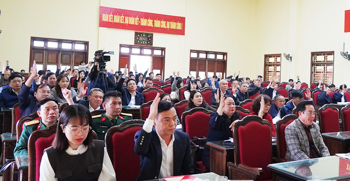 Các đại biểu biểu quyết thống nhất danh sách những người đủ tiêu chuẩn ứng cử Đại biểu Quốc hội khóa XVI tại hội nghị hiệp thương lần thứ 3 do Ban Thường trực Ủy ban MTTQ Việt Nam tỉnh Hưng Yên tổ chức.