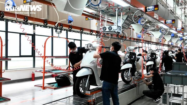 Dây chuyền sản xuất, lắp ráp mẫu xe Osta tại nhà máy mới. (Ảnh: Mạnh Hùng)